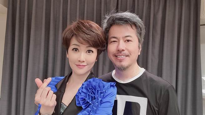 寇乃馨（左）与黄国伦结婚14年感情依旧甜蜜。（翻摄自寇乃馨脸书）