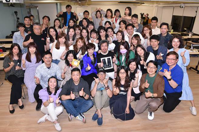 寇乃馨与黄国伦一开课秒杀。（翻摄自寇乃馨脸书）