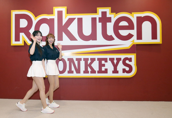 乐天女孩李多慧（左）与林襄（右）6日首度同台登场。（范扬光摄）