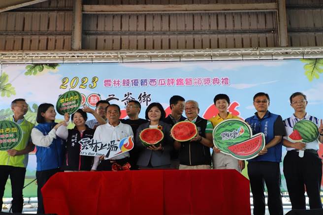 云林县二崙乡西瓜节登场，1万台斤西瓜免费吃。（云林县政府提供／张朝欣云林传真）