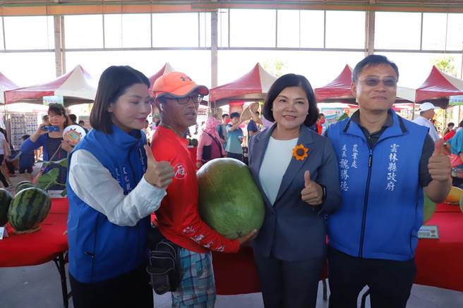 云林县二崙乡西瓜节选出西瓜王廖金昌，由儿子廖营余（左二）代父受奖。（云林县政府提供／张朝欣云林传真）