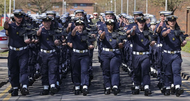 皇家海军先前分别在英国海军军校，朴茨茅斯在陛下之舰卓越号（HMS Excellent）、戈斯波特苏丹（HMS Sultan）和费勒姆的柯林伍德（HMS Collingwood）进行最后几天的演练和准备。（英国皇家海军）