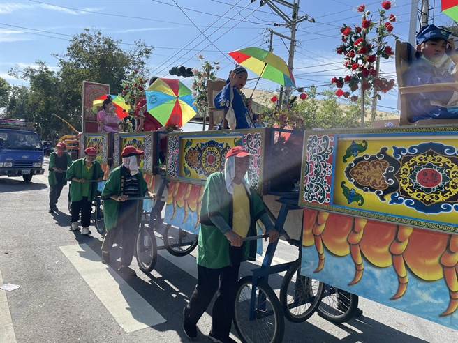 南化6年1次的庙会盛事逢全台最高温，庙会遶境人员顶着艳阳苦不堪言。（读者提供／程炳璋台南传真）