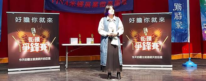 上午初赛有100多名爱唱歌的民眾报名，最后徵选出10位优胜者参加下午复赛，并选出3位进入全台总决赛，高手云集激烈竞争。（张芷瑜摄）