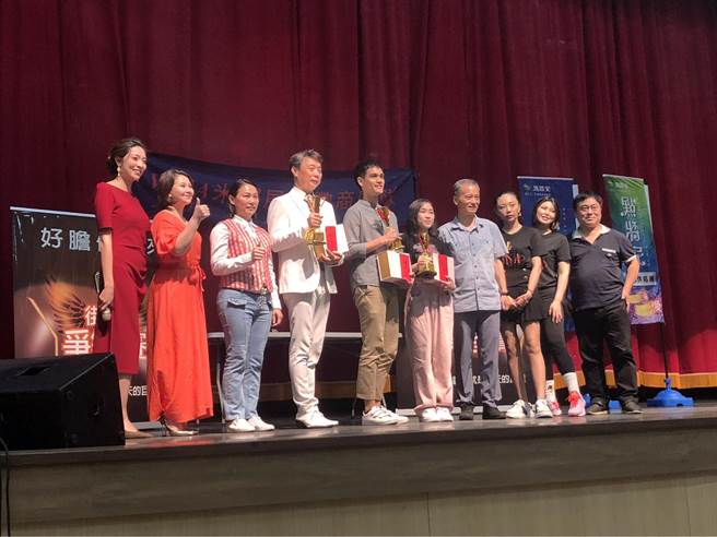 台北场街头歌唱争锋赛6日在北市双园国中登场，比赛前三名出炉，分别为第一名柯翰宗（左五）、第二名吴靖纶（左四）、第三名张美萍（左六）。（张芷瑜摄）