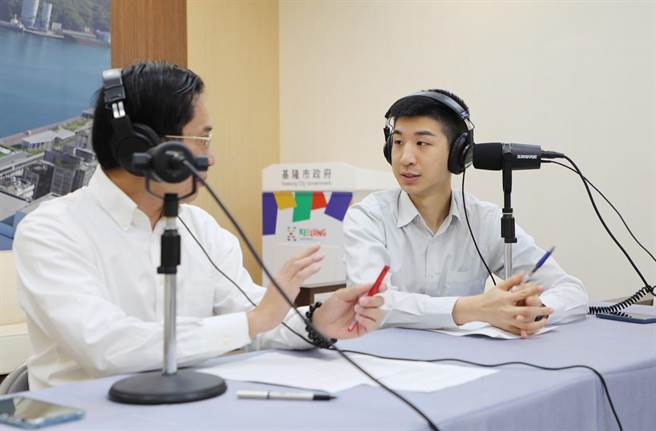 ▲基隆市交通处长王圳宏（左）及发言人余治明（右）畅谈基隆交通与通勤议题。（基隆市政府提供／徐佑升基隆传真）