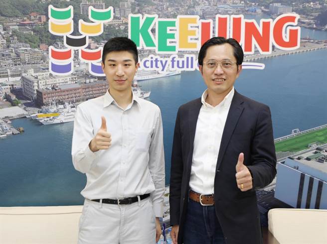 ▲基隆市交通处长王圳宏（右）上广播分享市府各项交通政策。（基隆市政府提供／徐佑升基隆传真）