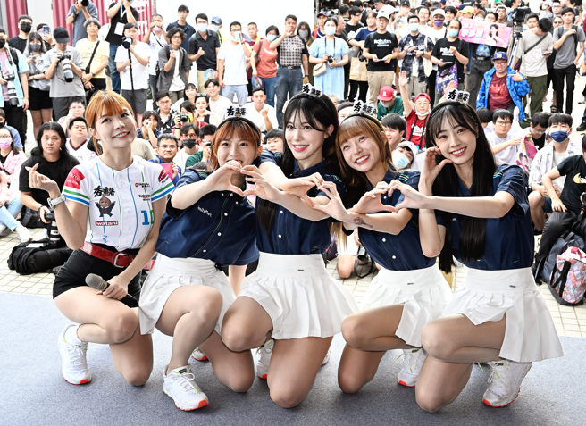 乐天女孩李多慧（中）与林襄（右二）6日首度同台登场。（范扬光摄）