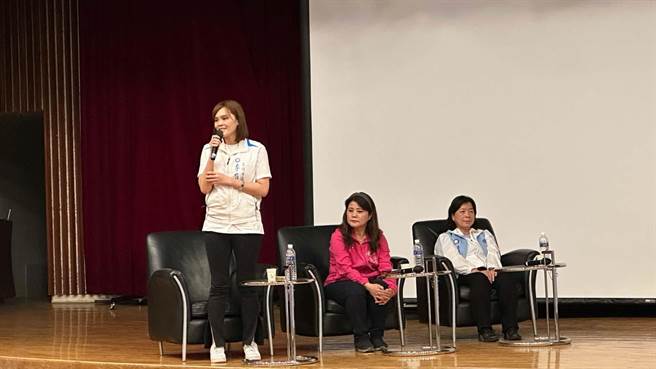 44岁高市议员李眉蓁喊出世代交替，战场较适合年轻人。另2名资深议员61岁陈玫娟、57岁陈丽珍在旁颇为尷尬。（柯宗纬摄）