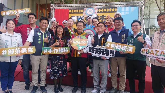 台南市长黄伟哲（中）穿起原住民服装，推广在地原住民文创产品。（程炳璋摄）