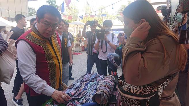 台南市长黄伟哲逛台南在地原住民文创市集。（程炳璋摄）