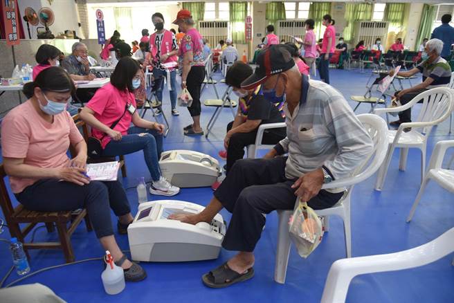 「台北市云林同乡总会」医疗团义诊活动，提供云林县40岁以上县民免费看诊服务。（云林县政府提供／张朝欣云林传真）