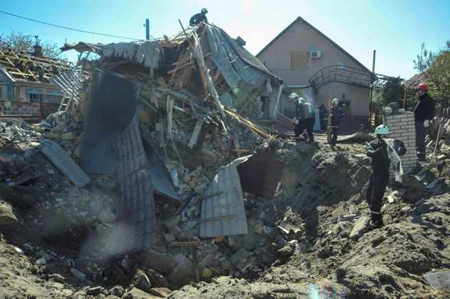 俄国控制的乌克兰南部札波罗热地区（Zaporizhzhia）连日遭乌军炮击，部分靠近前线村落的平民获令撤离。（图／路透）