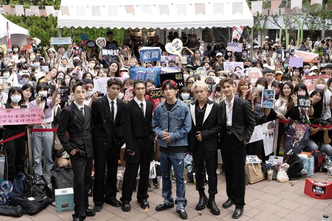 娄峻硕（右3）与FEniX出席活动大方赠票。（Hit Fm联播网提供）