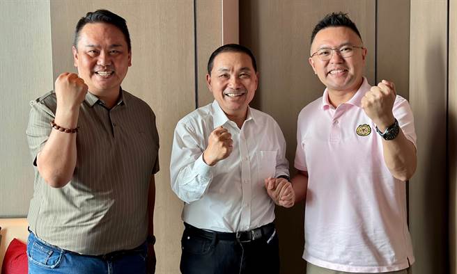 在新北市长侯友宜（中）的协调下，国民党士林北投区立委初选，议员陈重文（左）决定礼让，由张斯纲（右）代表国民党挑战民进党现任立委吴思瑶。（张斯纲办公室提供／丁上程台北传真）