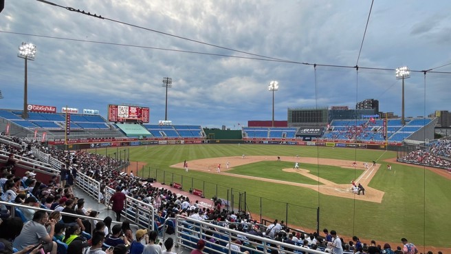 乐天桃猿与味全龙之战，比赛进行到3局上因照明设备一度暂停，左二灯柱始终未亮。（毛琬婷摄）