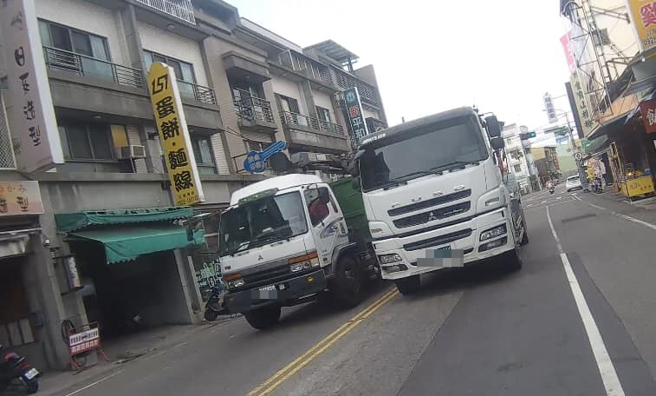 台中太平区光兴路昨（5）发生一名骑士载着5岁女儿骑车时，对面突然出现一辆砂石车逆向超速「迎面驶来」，砂石车疑似要超车。（翻摄自脸书「爆料公社」）