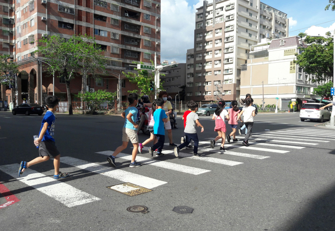 招名威在台北過馬路時，遇到連續6台車不禮讓行人，不禁感慨：「台北沒比較文明」。（示意圖，與本文無關／shutterstock）