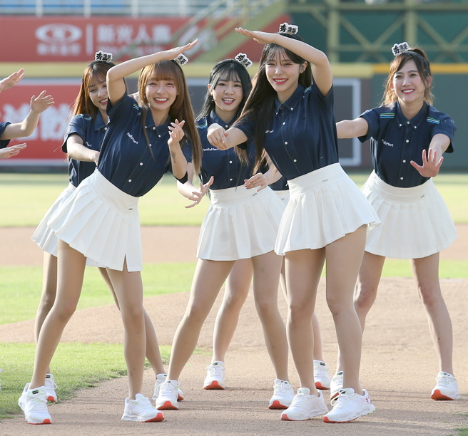 乐天女孩李多慧（前排右）与林襄（前排左）6日首度同台登场。（范扬光摄）