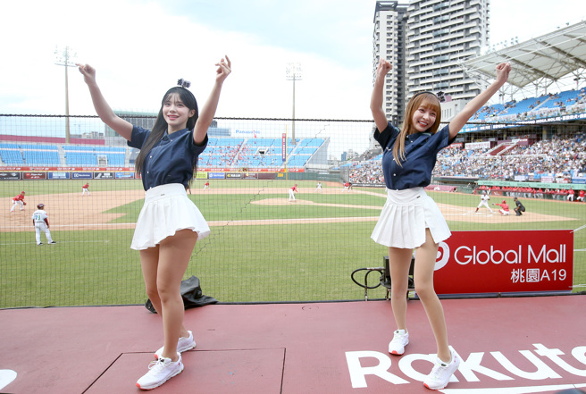 乐天女孩李多慧（左起）与林襄6日首度同台应援。（范扬光摄）