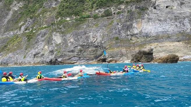 蘇花公路清水斷崖崇德水域是獨木舟熱點，每年暑假湧入大批遊客玩獨木舟、立式划槳等親水活動。（業者提供／王志偉花蓮傳真）