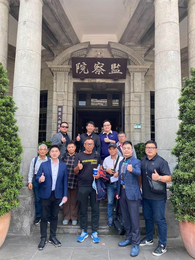 台灣游泳池事業協會向監察院陳情救生員檢定不合時宜法規。（靳瑞陽提供）