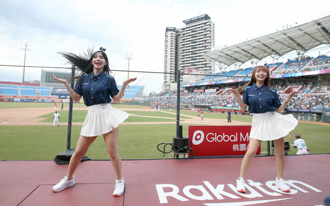 乐天女孩李多慧（左起）与林襄6日首度同台应援。（范扬光摄）