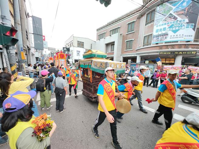 南瑶宫癸卯年笨港进香6日回銮，原预计下午4点半妈祖銮轿会进入中华路与民生路口，不过今年疫情趋缓人潮爆，銮轿直到6点都还卡在大埔路过不来。（吴建辉摄）