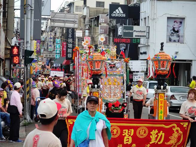  沿途都有信眾摆设香案，也有热情的民眾在路边摆放小点心，供随香的信眾享用共同迎接彰化妈。（吴建辉摄）