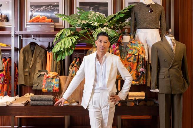 Akira 身穿Ralph Lauren紫标系列白色亚麻西装套装现身，大推各位男性收藏品牌的西装。（Ralph Lauren提供）