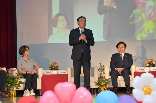 彰化县励志中学6日成立全台第一个「励志梦想学院」，法务部长蔡清祥挺迷途少年，现身开幕式。（励志中学提供／吴建辉彰化提供）