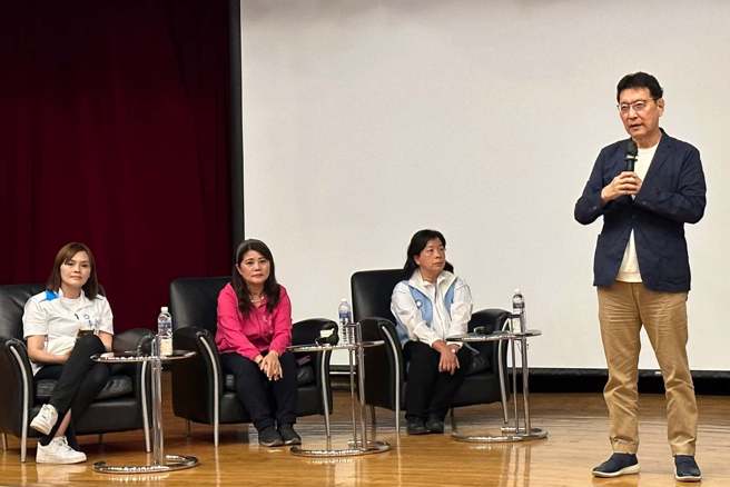 高雄市国民党左营区党部6日举办政见会，邀请中广董事长赵少康（右）主持，由左楠立委拟参选人发表政见。（柯宗纬摄）