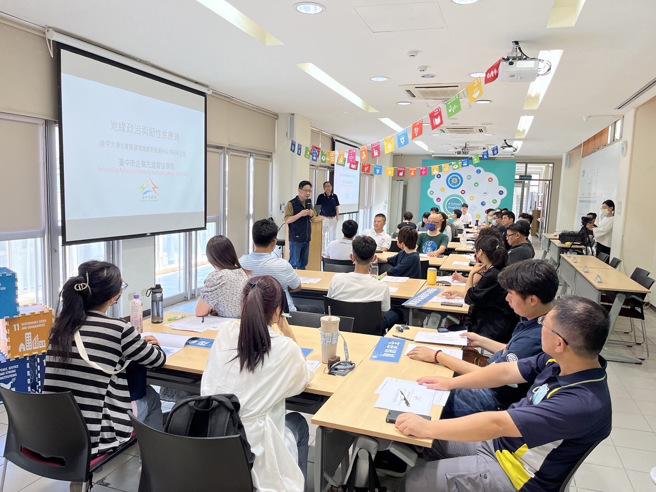 台中市府携逢甲大学推出102小时系列精实课程，助企业培育即战力（图/ 台中市政府经济发展局提供）