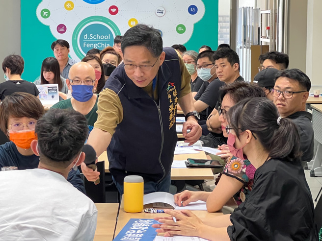 台中市府经发局长张峯源到场致词、与学员互动（图/ 台中市政府经济发展局提供）