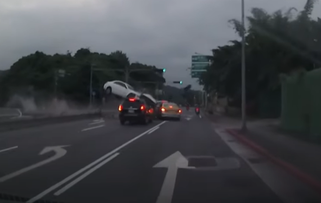 强烈力道让宾士瞬间「车尾高举」数秒后重重落地，肇事的郑男送医后酒测值高达0.83，全案朝过失致死罪侦办。（翻摄自记者爆料网）