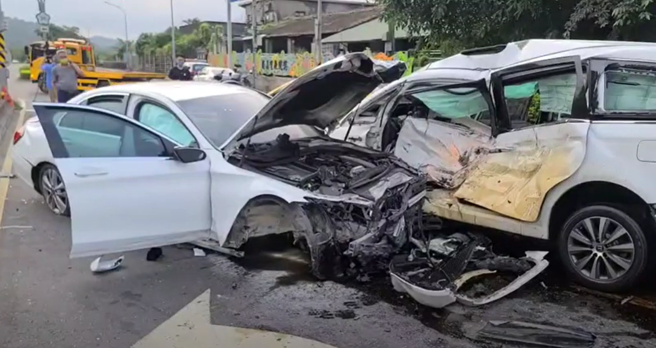 强烈力道让宾士瞬间「车尾高举」数秒后重重落地，肇事的郑男送医后酒测值高达0.83，全案朝过失致死罪侦办。（翻摄自记者爆料网）