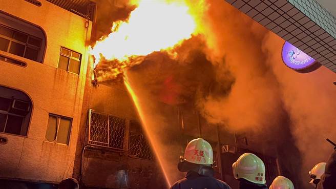 苗栗市维民街1栋3层楼透天民宅6日傍晚发生大火。（读者提供／谢明俊苗栗传真）