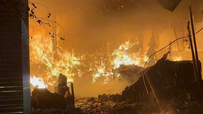 苗栗市维民街1栋3层楼透天民宅6日傍晚发生大火。（读者提供／谢明俊苗栗传真）