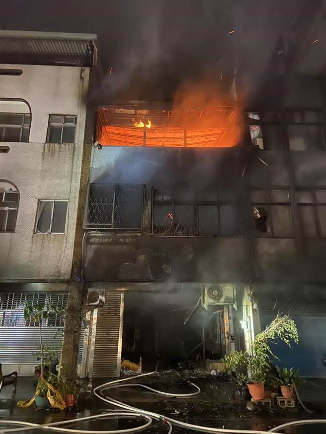 苗栗市维民街1栋3层楼透天民宅6日傍晚发生大火。（读者提供／谢明俊苗栗传真）