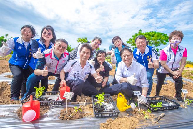 桃园市大园溪海休閒农业区今办理种西瓜体验活动，桃园市长张善政在现场示范如何种植西瓜，并表示桃园的西瓜农友技术高超，收成后市府会协助促销。（桃园市政府提供／蔡明亘桃园传真）