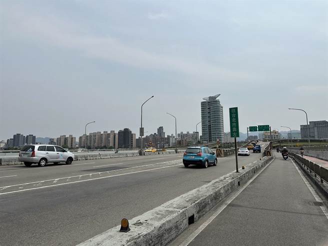 新北市养工处将于5月8日至9日，每日夜间10时至翌日上午6时办理秀朗大桥路面方正铣铺工程（新北市工务局提供）