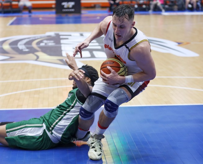 玛哈尼(右)遭到菲尔斯压住脚跟跌倒。(中华篮协提供)