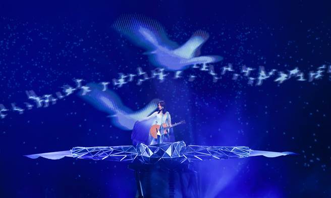 蔡健雅身穿「青鸟装」，乘坐「宇宙青鸟号」空降小巨蛋舞台。（罗永铭摄）