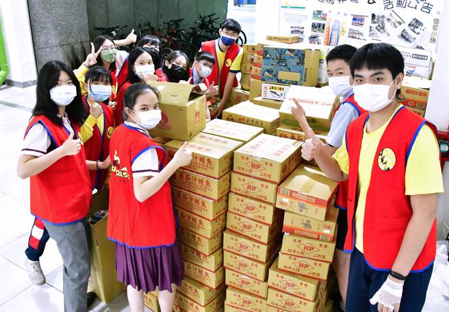 南山中学募集1.4万罐肉品罐头，捐给安得烈慈善协会食物银行帮助弱势家庭。（校方提供）