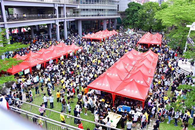 南山中学欢庆母亲节活动今天登场，现场热闹又温馨。（校方提供）