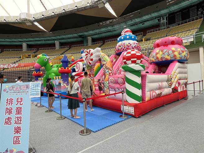 消费满500元就能免费兑换小火车乘车券或气垫游戏区门票。(蔡依珍摄)