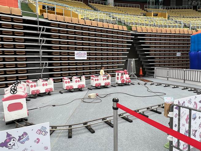 消费满500元就能免费兑换小火车乘车券或气垫游戏区门票。(蔡依珍摄)