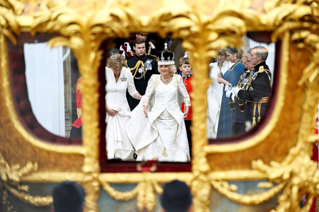 加冕仪式结束后，卡蜜拉笑容满面地步出西敏寺，准备坐上黄金马车，返回白金汉宫。（图／路透社）