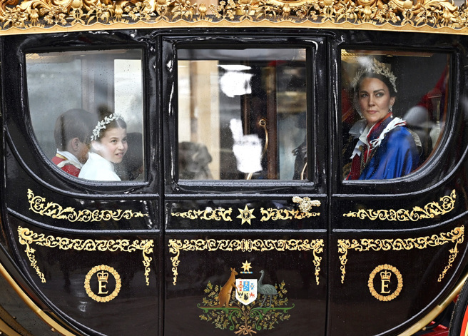 威廉王子与凯特及三名子女也搭乘马车返回白金汉宫。（图／路透社）