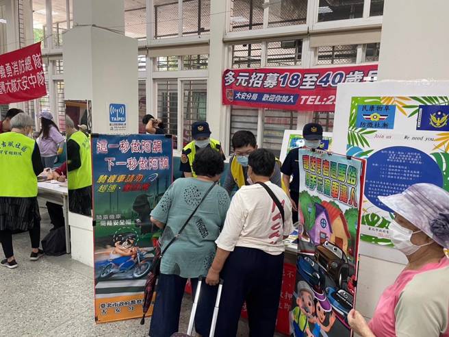 古风里办公处于今（6）日10时0分至12时0分在辛亥区民活动中心举办「古风里母亲节感恩音乐会暨资源回收宣导活动」，大安分局特别利用民眾参与活动之时机，加强银髮族的交通安全及反诈骗宣导。（图／警方提供）